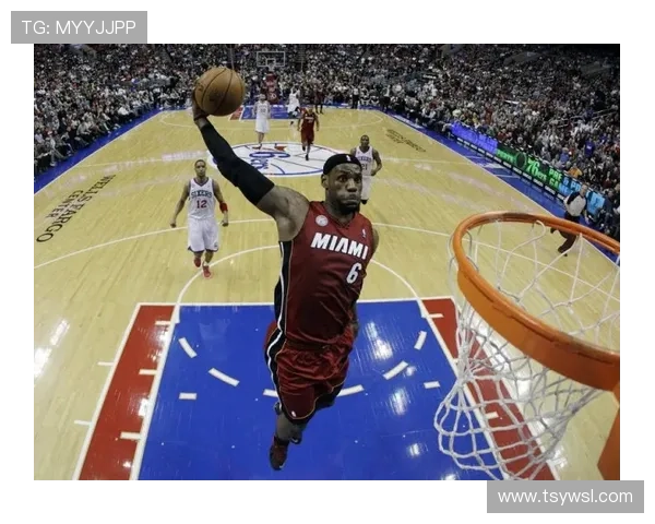 里夫斯精准高抛传球詹姆斯飞跃空中完成精彩扣篮 里夫斯精准高抛传球詹姆斯飞跃空中完成精彩扣篮